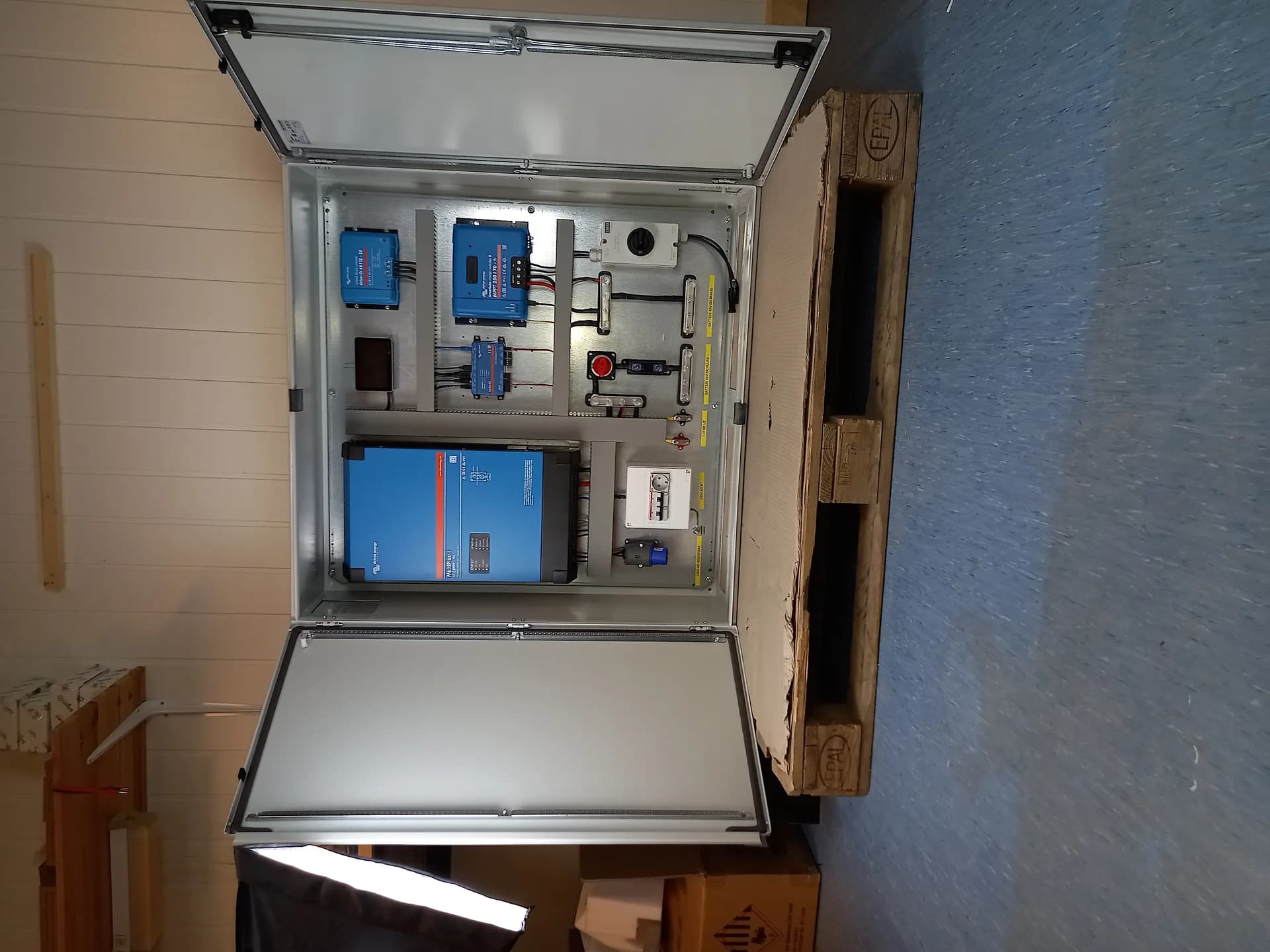 Ferdig installert Victron kraftpakke i værtett skap på offgrid-lokasjon