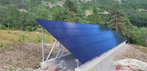 Bakkemonterte solcellepaneler på betongfundament i norsk fjellterreng